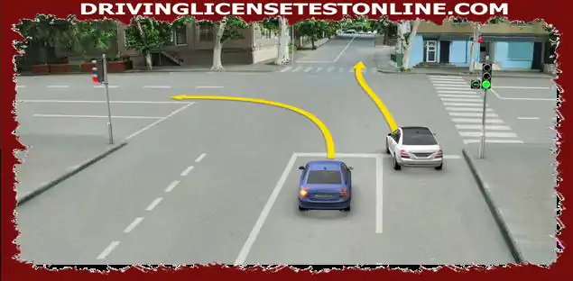 ¿El conductor del coche azul tiene derecho a seguir moviéndose en la dirección de la flecha , en este semáforo ??