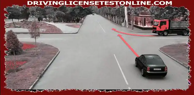 Pengemudi mobil mana yang wajib menyerahkan jalan jika bergerak ke arah panah ?