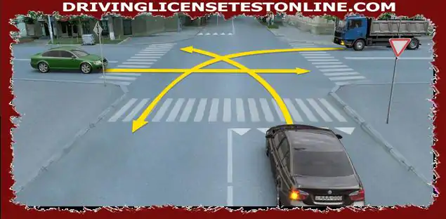 녹색 자동차의 운전자가 화살표 방향으로 이동하면 어느 자동차 운전자가 도로를 포기해야 할까요 ?