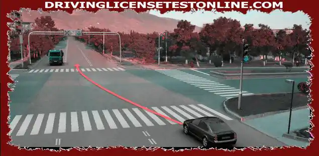 A ka të drejtë shoferi i një makine të hyjë në shiritin e kthimit të trafikut në këtë shenjë të semaforit të kthimit ?