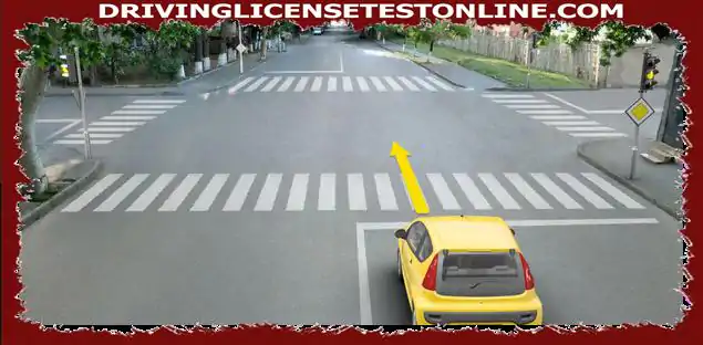 ¿El conductor de un automóvil tiene derecho a continuar conduciendo en la dirección de la flecha , si todos los semáforos tienen una señal de luz amarilla intermitente ??