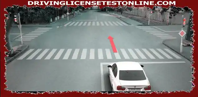 Ali ima voznik avtomobila pravico nadaljevati vožnjo v smeri puščice , na ta semafor ?