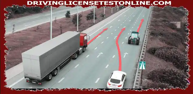 De bestuurder van een voertuig dat in de richting van de pijl rijdt, overtreedt de verkeersregels ?
