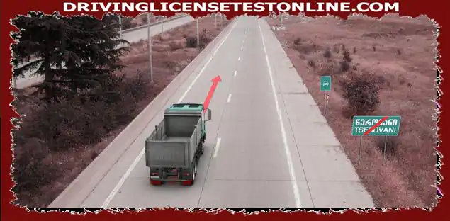 Σε αυτήν την κατάσταση , εάν ο οδηγός φορτηγού κατηγορίας C που κινείται προς την κατεύθυνση του βέλους παραβιάζει τους κανόνες κυκλοφορίας ?