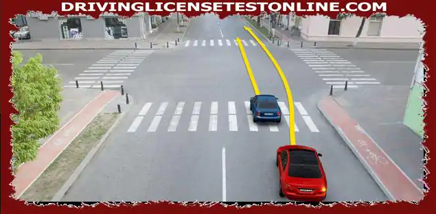 Ali ima voznik rdečega avtomobila pravico do prehitevanja v smeri puščice ?