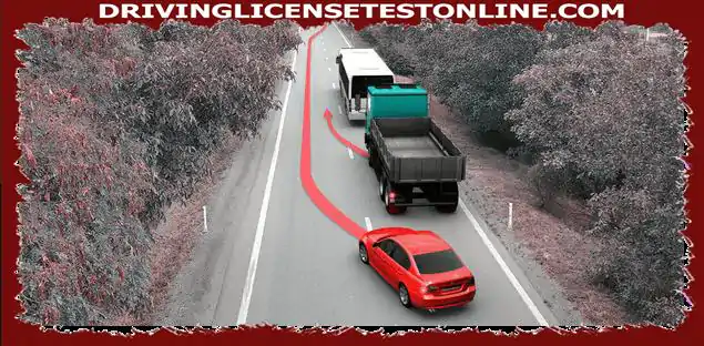Kas veokijuhil on õigus alustada möödasõidu manöövrit , Kui auto juhil on vasakpoolne suunatuli ja ta on alustanud möödasõitu ?