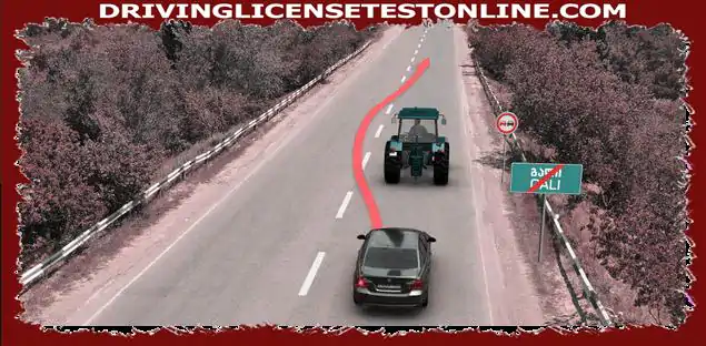 Ar draudžiama automobilio vairuotojui lenkti rodyklės kryptimi, jei traktorius juda 25 km /...