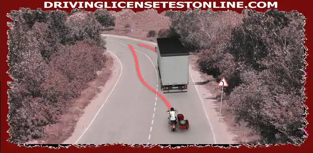 Забранено ли е шофьорът на мотоциклет да изпреварва по посока на стрелката, ако видимостта е ограничена на даден участък от пътя ?