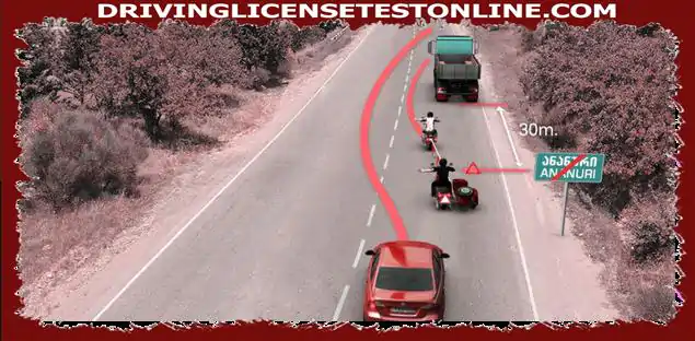 При дадената ситуация на кой водач на превозно средство е забранено да се движи по посока на стрелката, ако теглещият мотоциклет е започнал да заобикаля препятствието ?