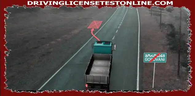 Má řidič kamionu právo , zastavit v bodě označeném šipkou ,, pokud má daná silnice...