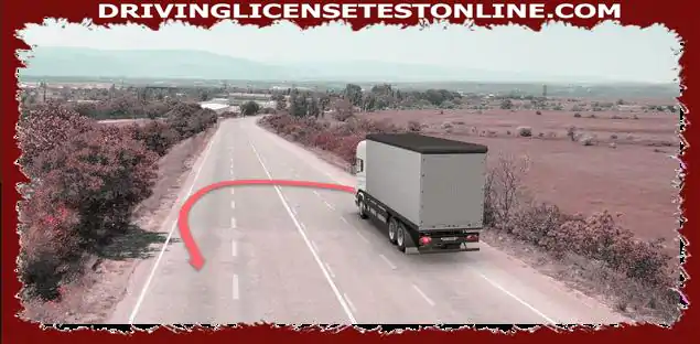 Разрешено ли е на водача на камиона да продължи да се движи по посока на стрелката, ако ширината на пътното платно е недостатъчна за завиване от лявата лента ?