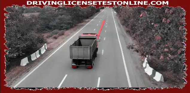 Има ли возач камиона право да вози у смеру стрелице , ако се средња трака датог двосмерног пута користи за саобраћај у оба смера ?