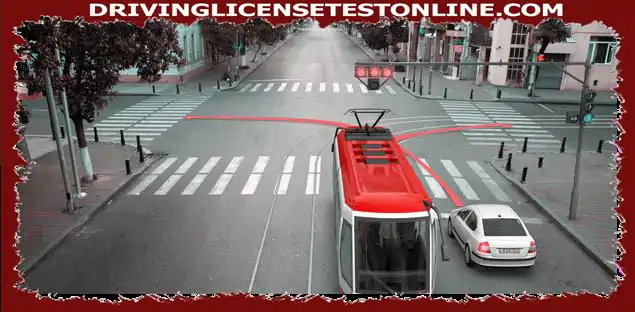 Кой водач на превозното средство може да продължи да се движи по посока на стрелката на тези светофарни сигнали ?