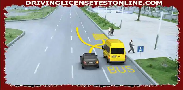 Στη δεδομένη κατάσταση , σε ποιον οδηγό δίνεται το δικαίωμα διέλευσης , εάν ο οδηγός του κίτρινου αυτοκινήτου αρχίσει να κινείται μετά την αποβίβαση των επιβατών , και ο οδηγός του μαύρου αυτοκινήτου σταματά για να επιβιβασθεί στους επιβάτες <3 >>