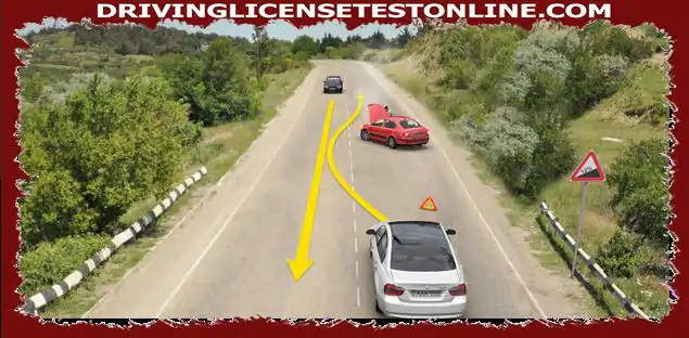 ¿Qué conductor de automóvil se prefiere en caso de moverse en la dirección de la flecha ??