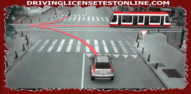 В какъв ред трябва да преминават проходимите автомобили в случай на движение по посока на стрелката ?
