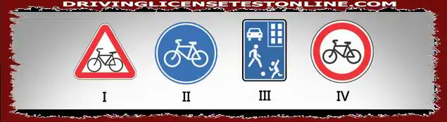 다음 도로 표지판 중 언급된 자전거 도로의 교차점 접근에 대해...