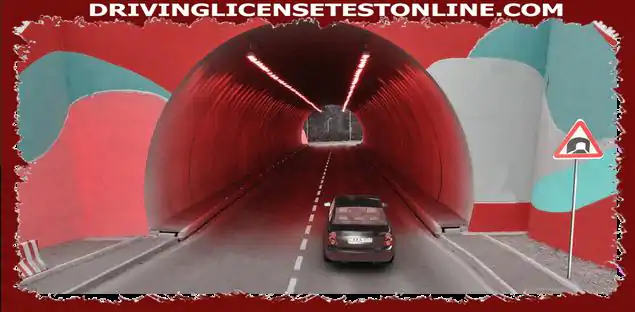 Melyik kültéri világító berendezést kell bekapcsolnia a jármű vezetőjének, miközben egy megvilágított alagútban vezet ?