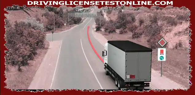 Vai kravas automašīnas vadītājs, kas pārvadāja bīstamas kravas, ir pārkāpis ceļu satiksmes noteikumus, pārvietojoties bultiņas virzienā ?