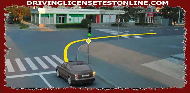 在给定的情况下,汽车驾驶员是否必须在红绿灯的红绿灯处停下，同时沿箭头方向行驶?
