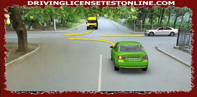Koji vozač automobila preferira vozač žutog automobila, u slučaju kretanja u smjeru strelice ?